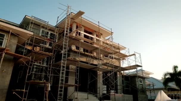 Nedokončený zděný dům s dřevěnou konstrukcí střešního rámu ve výstavbě. — Stock video