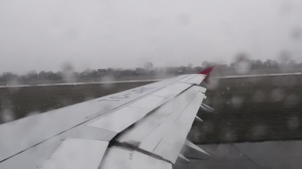 Letadlo startuje během deštivého dne. Zpomalený pohyb — Stock video