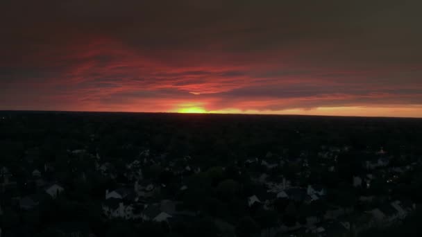 Légi széles kilátás szivárvány naplementekor repül a környéken házak előtt a vihar — Stock videók