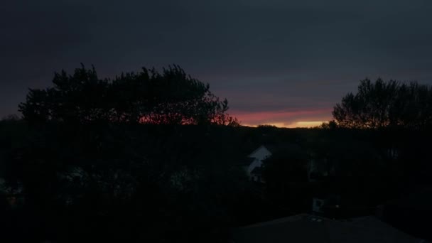 Aereo ampio filmato di arcobaleno al tramonto sorvolando quartiere di case prima della tempesta — Video Stock