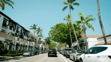 Napoli, Florida - 24 Haziran 2021: Napoli, Florida ABD şehir merkezindeki lüks turist yürüyüşü mağazaları