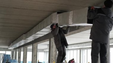 Tanınmayan, çalışan iki hava ısıtma sistemi kuruyor. Fırın ve Merkezi Isıtma Pompası Kanalı kuruluyor. Isıtma ve Soğutma İşleri.