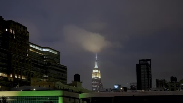 En nattetid etablerar shot office byggnad i centrala Manhattan, New York. — Stockvideo