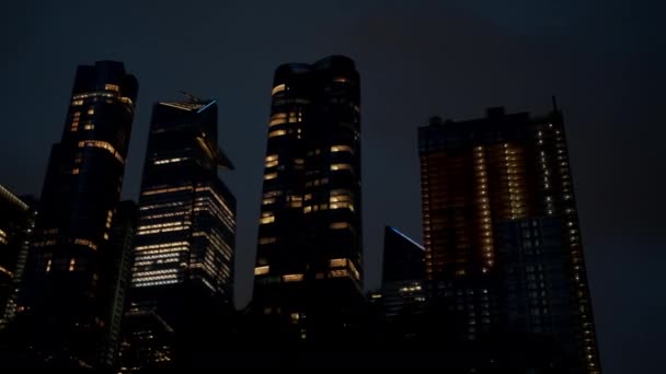 Un edificio nocturno de oficinas en el centro de Manhattan, Nueva York. Mover cámara — Vídeos de Stock