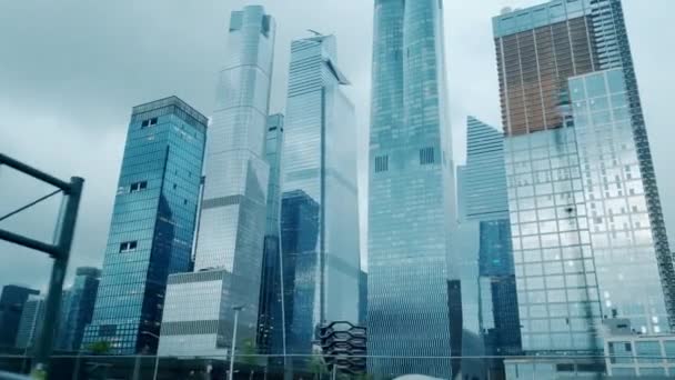 Un edificio nocturno de oficinas en el centro de Manhattan, Nueva York. Amplio tiro — Vídeos de Stock