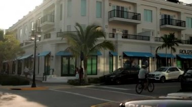 Napoli, Florida - 24 Haziran 2021: Şehir merkezindeki turist yürüyüşü lüks mağazaları. Napoli Florida ABD