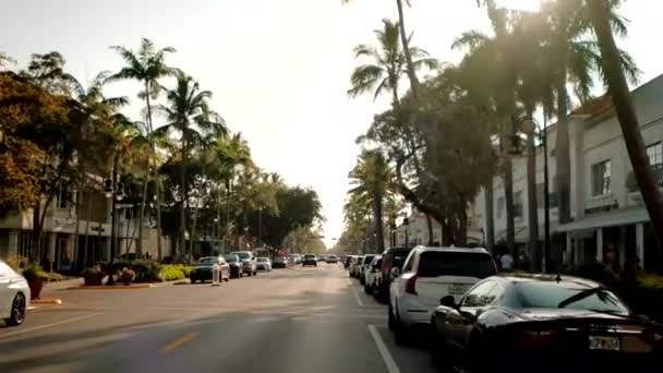 Nápoly, Florida - június 24, 2021: Turista séta luxus üzletek Nápoly belvárosában. Florida Amerikai Egyesült Államok — Stock videók