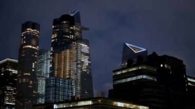 Manhattan, New York 'ta gece vakti bir ofis kurma işi. Kamerayı taşı