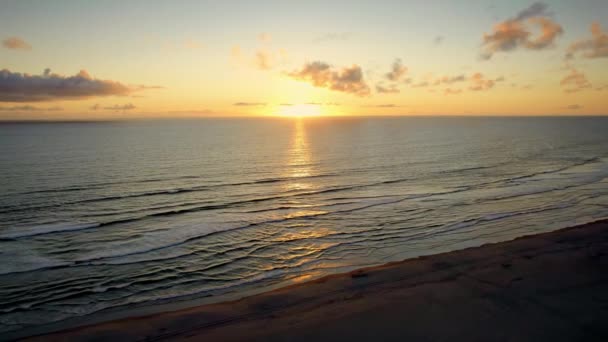 Vacker antenn utsikt solnedgång över havet, havsvågor kraschar på stranden — Stockvideo