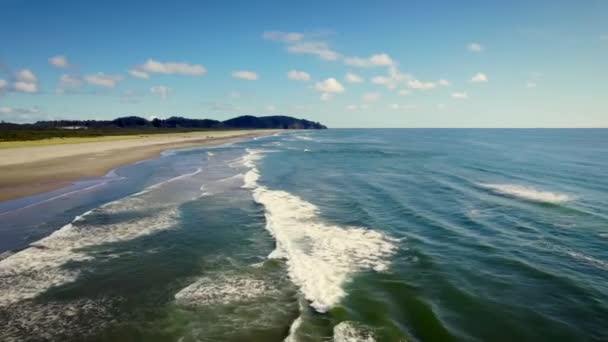 Красивый вид с воздушного дрона на закат над морем, океанские волны, разбивающиеся на пляже — стоковое видео