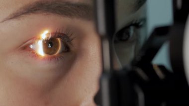 Görüntüleri kapat. Göz doktoru hastaların gözlerini muayene eder.