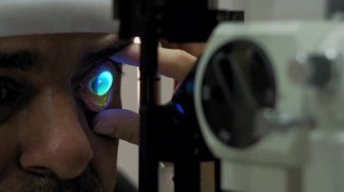 Göz doktoru hastaların gözlerini muayene eder, görüntüleri kapatır..