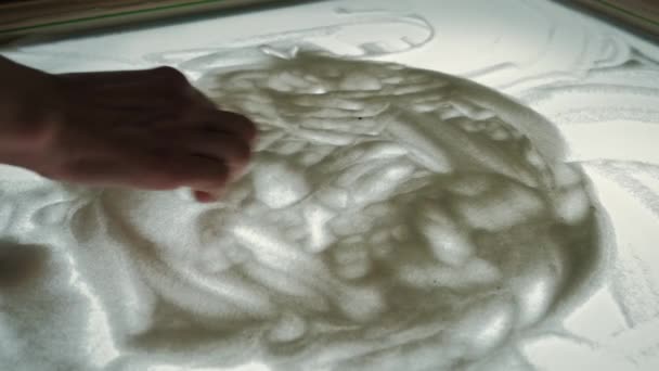 Руки женщины рисуют на песчаном сердце. Медленное движение — стоковое видео