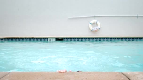 Cheerful little girl swim and play in the pool — Stock Video