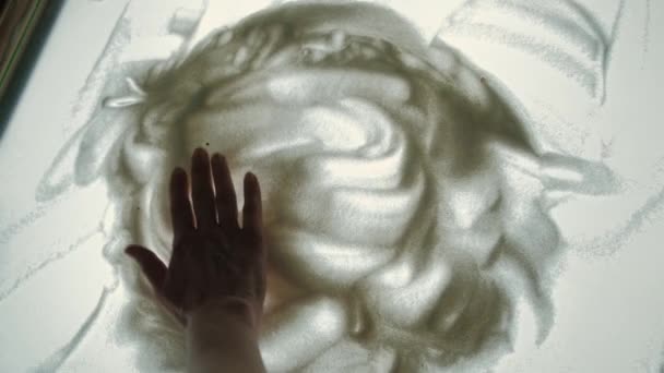 Женские руки рисуют число 2 на песке. терапия глиной и песком — стоковое видео
