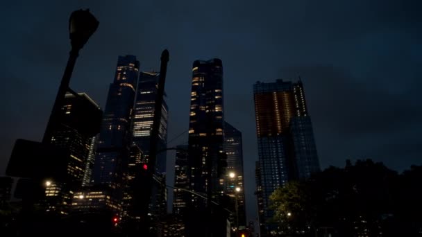 A nighttime establishing shot office building in midtown Manhattan, New York. Move camera shot — Stock Video