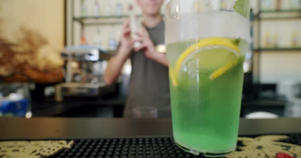 Barman udělal koktejl a klient ho odnesl. — Stock video