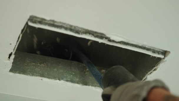 Home Duct Cleaning Services, pria pembersih ventilasi di tempat kerja dengan alat di lantai. Rekaman gerak lambat Tutup rekaman. — Stok Video