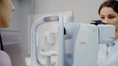 Göz doktoru hastaların gözlerini muayene eder ve sonra kameraya bakar. Görüntüyü kapat