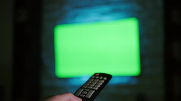 Просмотр Chroma Key TV и изменение канала с помощью пульта дистанционного управления Серфинг ТВ Зеленый экран — стоковое видео