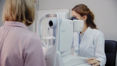 Göz doktorunun hastaların gözlerini inceleyip kameraya baktığı görüntüleri kapatın..