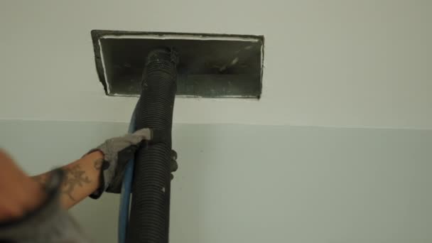 Casa Serviços de limpeza de dutos, homem de limpeza de ventilação no trabalho com ferramenta no chão. Movimento lento — Vídeo de Stock