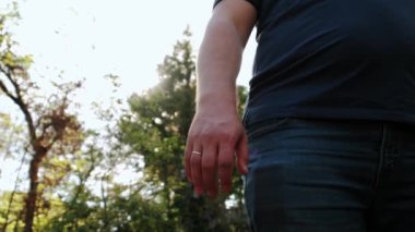 Yürüyen mutlu bir aile. Bir baba küçük oğullarının elini tutar.