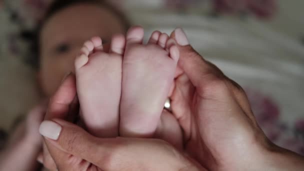 Imágenes de cerca de la madre jugando con los pies del bebé. — Vídeos de Stock