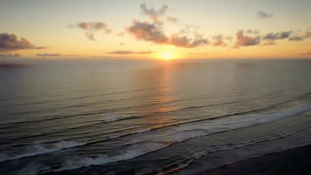 Hermoso drone tiro puesta de sol sobre el mar, olas del océano estrellándose en la playa — Vídeo de stock