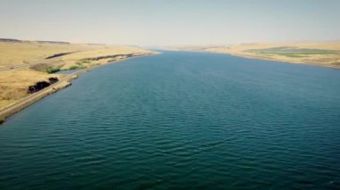 Nehirde günbatımının geniş hava görüntüsü.