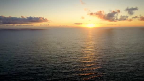 Mooie brede drone shot zonsondergang boven de zee, oceaan golven crashen op het strand — Stockvideo