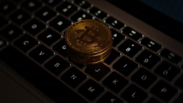 Moneda de oro bitcoin en el teclado, curso de moneda Crypto. — Vídeos de Stock