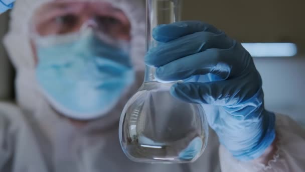 Asistente de laboratorio científico laboratorio prueba sustancias químicas para reacciones en frasco — Vídeo de stock