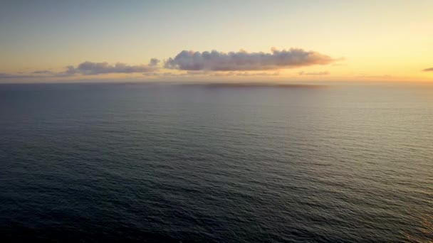 Hermosa vista al dron puesta de sol sobre el mar, olas del océano estrellándose en la playa. Amplio tiro — Vídeo de stock