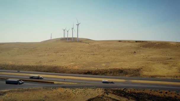 Grandes turbinas eólicas en vista aérea de campo. Energía alternativa — Vídeos de Stock