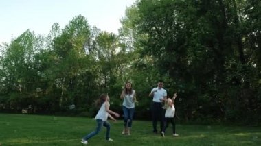 Aile sabun köpüğü üflerken yavaş çekim görüntüsü 