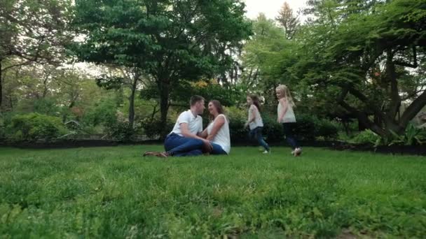 Семья в парке. have fun — стоковое видео