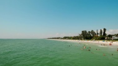 Atlantik Okyanusu 'ndaki kumsalda yumuşak sabah ışığında, Napoli, Florida Geniş açıda.