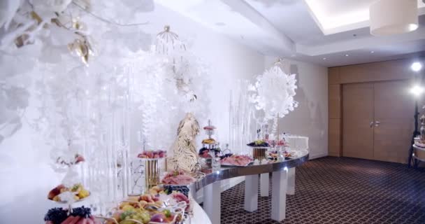 Великий, красивий, білий шведський стіл з багатьма солодкими закусками, солодкий бар. крупним планом — стокове відео