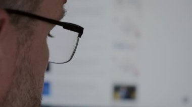 Sosyal ağlarda çalışan bir adam internet üzerinden bulanık haber sayfasını okuyor.