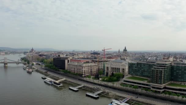 Aerial drone view of Danube river and Budapest city skyline — ストック動画