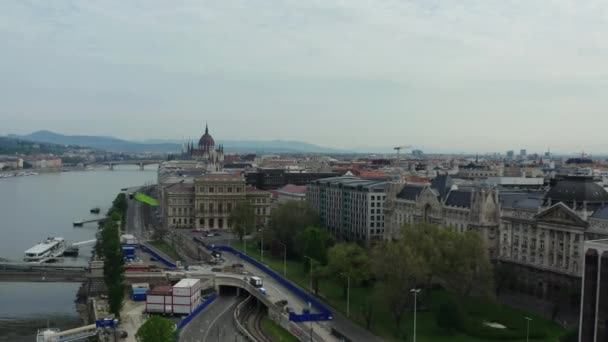 Aerial drone footage of Danube river and Budapest city skyline — Stock video
