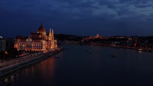 Uitzicht vanuit de lucht op de Donau en de skyline van Boedapest 's nachts — Stockvideo