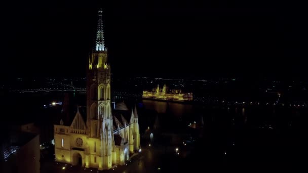 Letecký pohled na Dunaj a panorama Budapešti v noci — Stock video