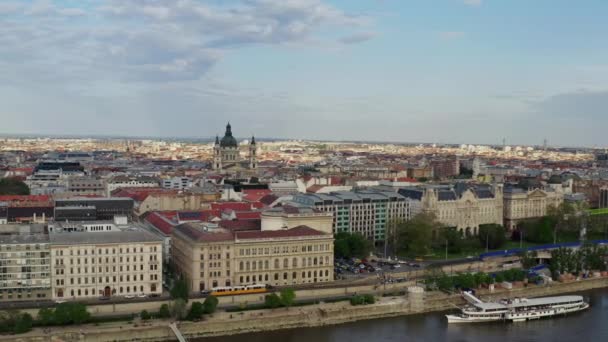 Aerial shot of Danube river and Budapest city skyline — Stockvideo