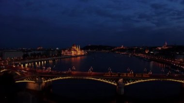 Tuna Nehri ve Budapeşte şehrinin gece vakti gökyüzü manzarası