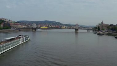 Tuna nehri ve Budapeşte şehir silueti üzerinde gemi görüntüsü