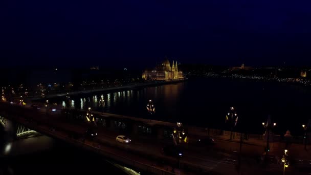 Aerial wide view of Danube river and Budapest city skyline at night time — Vídeos de Stock