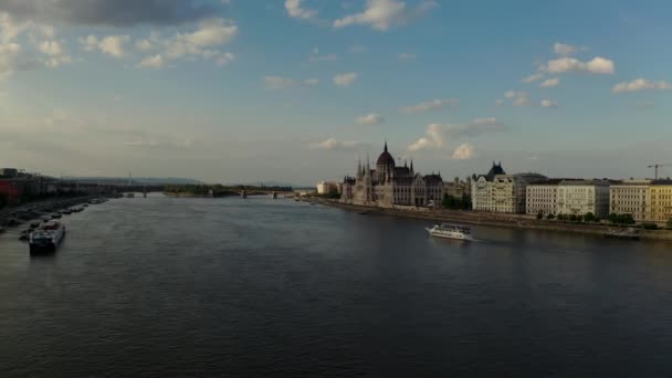 Aerial drone footage of Danube river and Budapest city skyline. Wide shot — Stock Video