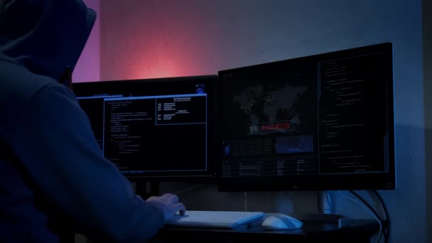 Felismerhetetlen hacker férfi gépel a billentyűzeten, és feltöri a biztonsági rendszereket. Közelkép — Stock videók